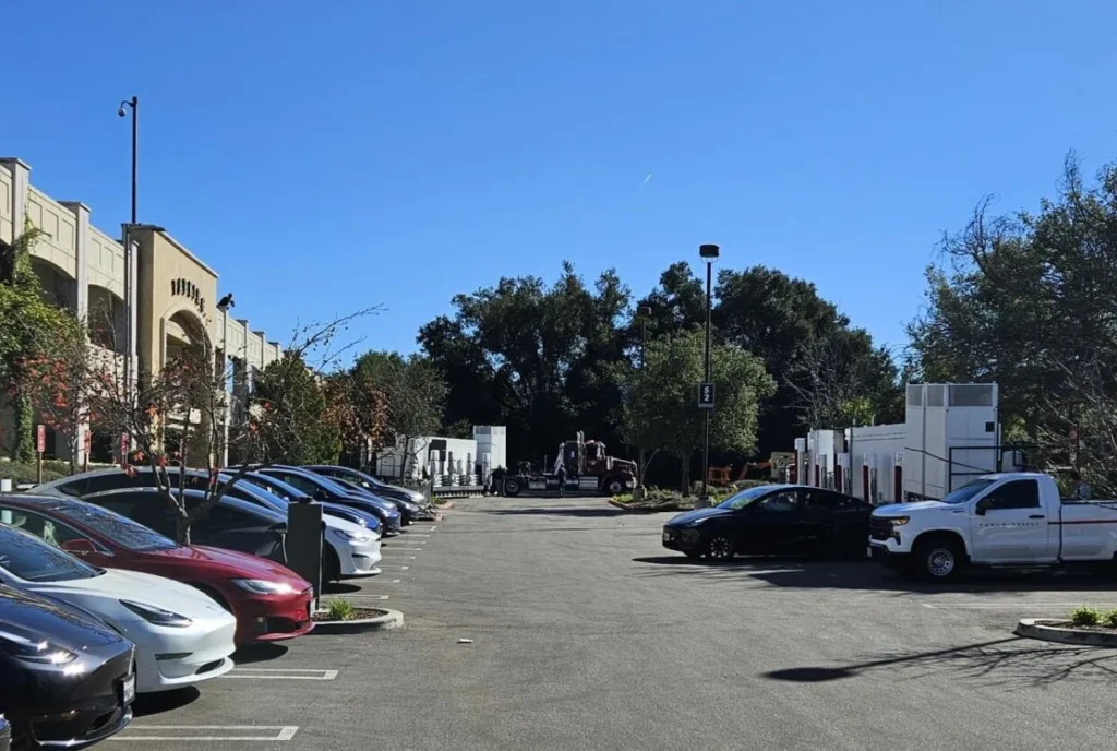 Tesla Mobile Superchargers powered by Megapacks deployed at Thousand Oaks