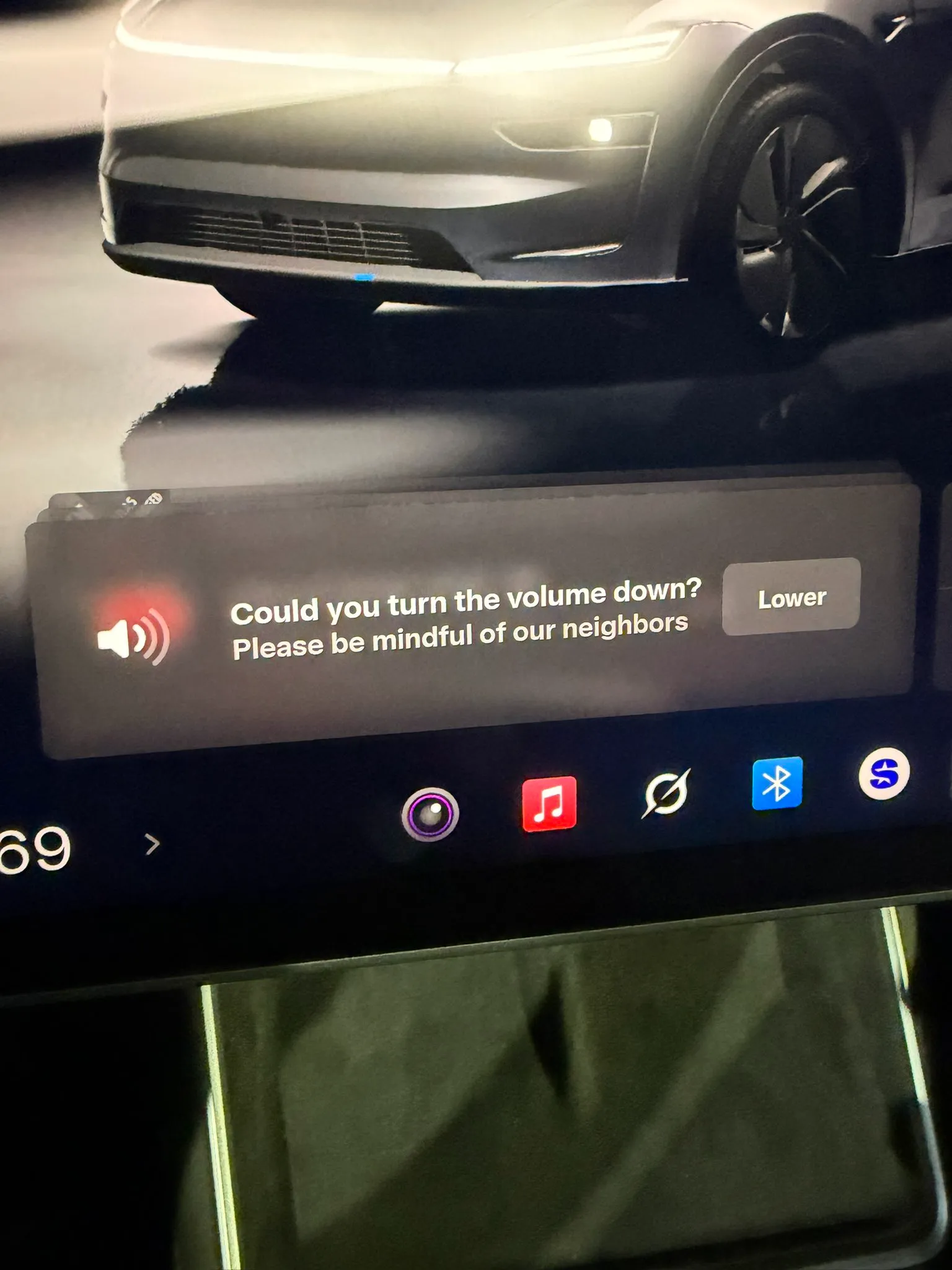 Tesla adds new in-car notice at troubled San Francisco Supercharger